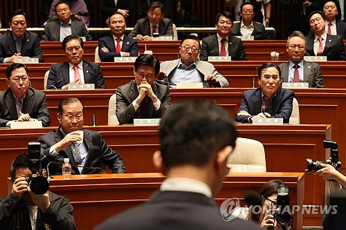 권영세 국민의힘 권영세 비상대책위원장이 9일 서울 여의도 국회에서 열린 의원총회에서 김문수 대선 후보의 '작심 발언'을 들으며 굳은 표정을 짓고 있다. [연합뉴스]